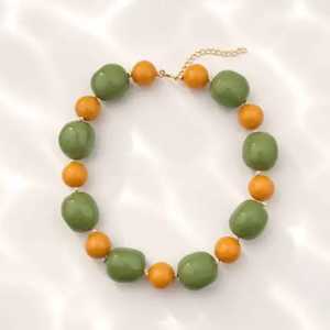 Collier en perles de résine écologiques faites à la main, orange et vert, forme irrégulière, bijoux tendance, style bohème, Noël, Saint-Valentin - Product Image 5