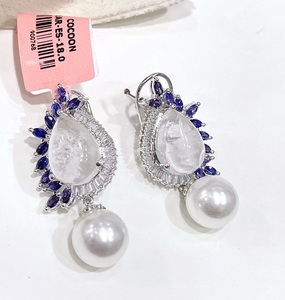 Boucles d'oreilles classiques en alliage de saphir en forme de goutte d'eau avec perle d'imitation plaquée argent, boucles d'oreilles pendantes pour femmes pour mariage - Product Image 4