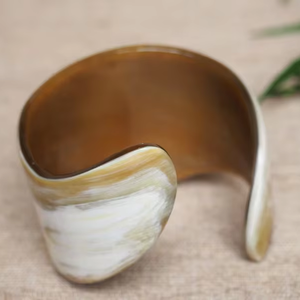 Bracelet manchette en corne de buffle pour femme / Bracelet manchette en corne naturelle couleur unie avec design de bracelet - Product Image 1