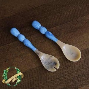 Cuillères à salade en résine faites à la main, manche bleu, finition naturelle, écologiques, ensemble de cuillères de service pour cuisine, utilisation manuelle - Product Image 1