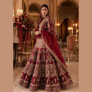 Lehenga Choli de mariée en velours épais avec broderie Zari dorée et pierres, et dupatta en filet mono, par Royal Exports - Product Image 2