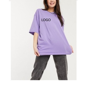 เสื้อยืดคอกลมโอเวอร์ไซส์สีเบจสำหรับผู้หญิง ทรงหลวม แขนสั้น สีพื้น พิมพ์ลายโลโก้ สวมใส่สบายทุกฤดู ผ้าเจอร์ซีย์ - Product Image 2