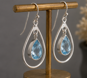 Boucles d'oreilles en argent sterling saphir bleu en forme de goutte, boucles d'oreilles pendantes faites à la main avec pierres précieuses, bijoux pierre de naissance de septembre - Product Image 1