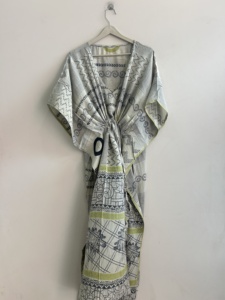 Robe Kaftan en Soie de Sari Indien Vintage Assortie, Écologique, Faite à la Main pour Femmes, Robe de Nuit de Luxe, Robe Maxi - Product Image 4