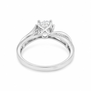 Anillo de compromiso de oro blanco para mujer con diamante redondo de talla brillante, engaste de puntas, estilo clásico y banda pavé - Product Image 2