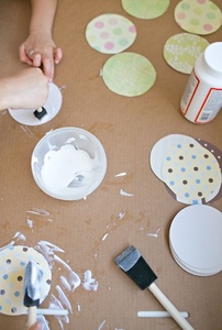 Sous-verres en papier faits main à motifs verts élégants – Designs uniques de qualité supérieure – Lot de sous-verres ronds en papier pour cadeaux – Tampon absorbant - Product Image 1