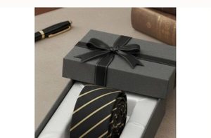Corbata de Seda con Rayas Diagonales en Negro y Dorado, Corbata para Negocios y Banca - Product Image 3