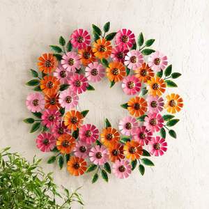 Guirnalda de metal con forma de mariposa arcoíris para montar en la pared exterior - Product Image 1