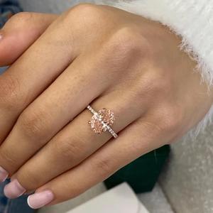 Anillo de Compromiso con Diamante Ovalado Rosa de Lujo con Piedras Laterales Redondas, Anillo Halo de Oro Rosa de 14K, Regalo de Aniversario, Joyería Fina para Novia - Product Image 4