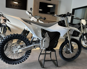 MEJOR OFERTA 2026: Motocicleta Deportiva Negra y Plateada NUEVA con Doble Suspensión, Neumáticos Todoterreno, Potencia de 1001-2000W, Voltaje de 48V - Product Image 3