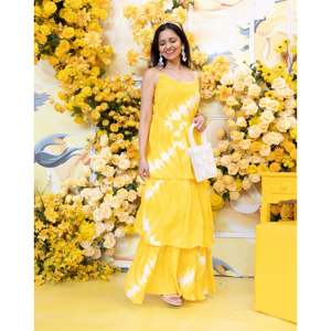 Vestido Amarillo Shibori Tie-Dye con Tirantes Finos y Silueta Holgada, Transpirable, Cintura Natural, Talla XS para Uso Diario - Product Image 5