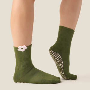 Calcetines de Algodón Antideslizantes con Diseño de Flores 3D y Corazón, Marca BCSI, para Yoga, Pilates, Gimnasio y Estudio - Product Image 1