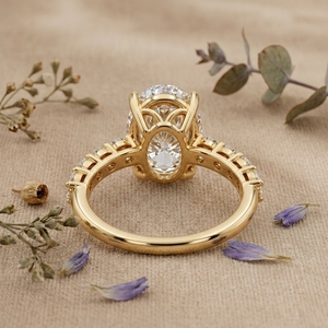 Bague de fiançailles et de mariage en diamant de laboratoire taille ovale, certifiée IGI, en or jaune, avec bande pavée, solitaire, bijoux de luxe pour femme - Product Image 6