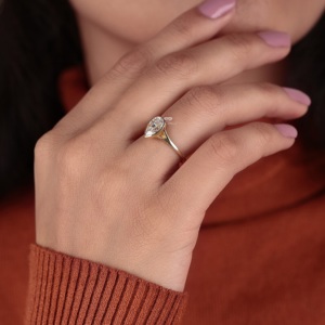Bague de fiançailles solitaire en or 14 carats avec diamant de laboratoire taille poire 2,00 carats certifié IGI, sertie clos, bijoux de mariée personnalisés pour femme Kirti - Product Image 5