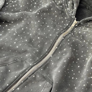 Sudadera con capucha pesada OEM con cremallera, personalizada, 100% algodón, forro polar, estilo urbano de invierno, ecológica, transpirable, con diseño de pedrería para hombre - Product Image 3