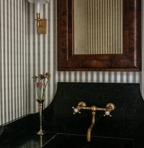 Jarrón de Metal Refinado con Forma de Columna Delgada y Acabado Brillante para una Exhibición Floral Sofisticada y Decoración de Interiores - Product Image 4