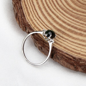 Vente en gros d'anneaux en argent sterling 925 massif avec cabochon ovale en tourmaline verte naturelle et 3 pierres en CZ, bijoux Memoria - Product Image 3