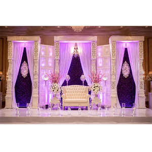 Scène de mariage en bois élégante de style anglais ancien avec rideaux violets et éclairage de lustre - Product Image 1