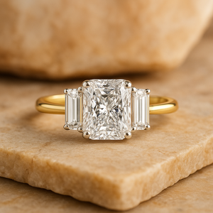Bague de fiançailles à trois pierres taille radiant pour femme en or massif 14K/18K avec diamant de laboratoire certifié IGI – Vente en gros - Product Image 1