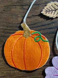 Ornement rond en feutre orange fait main, brodé de sequins, motif patch de citrouilles, à coudre, décoration en tissu, cadeau, écoresponsable - Product Image 1