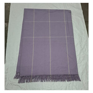 Manta de Diseño Elegante con Rayas Finas en Lila y Blanco para Decoración del Hogar, con Material Suave y Cómodo - Product Image 4