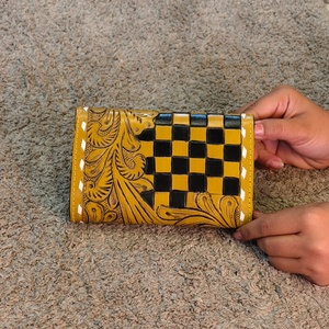 Hermosos y atractivos tarjeteros pequeños de cuero genuino con diseño floral tallado a mano y patrón a cuadros en amarillo y negro. - Product Image 3