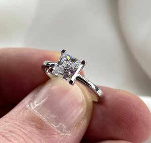 Anillo de compromiso de plata 925 con baño de rodio, circonita cúbica de corte princesa cuadrado de 6 mm con engaste de garras, para diseño clásico, joyería fina. - Product Image 1