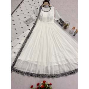 Vestido de Fiesta Hecho a Mano con Diseño de Cintura Imperio y Bordado con Hilo y Lentejuelas - Product Image 5