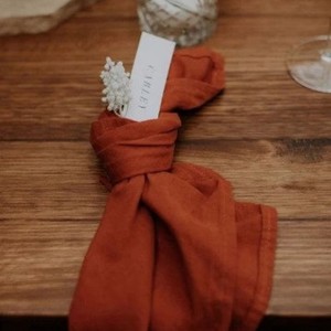 Serviettes carrées élégantes en coton imprimé faites à la main pour les faveurs de mariage, les hôtels et la décoration de table à la maison - Product Image 1