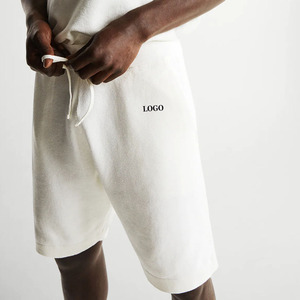 Pantalones cortos tipo bermuda para hombre con bolsillos laterales para mayor comodidad y un diseño elegante con cordones ajustables y logotipo personalizable para verano/uso casual. - Product Image 4