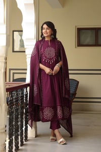 Conjunto de Kurti de Algodón Bordado con Diseño Floral para Mujer, con Pantalón y Dupatta, Estilo Tradicional Indio-Pakistaní para Uso Diario - Product Image 3