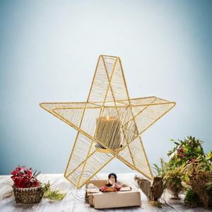 Bougeoir en métal en forme d'étoile Finition dorée élégante Parfait pour la décoration festive Ambiance de la maison et le plaisir des cadeaux - Product Image 1