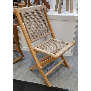 Chaise pliante Iris en teck massif avec cadre en rotin synthétique, design traditionnel pour une utilisation en extérieur dans le salon et l'hôtel - Product Image 1