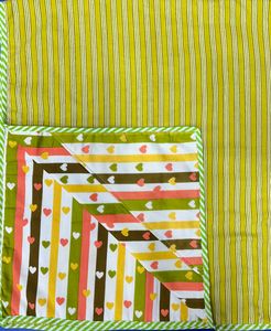 Couverture bébé en coton rose et orange, élégante et tendance, faite à la main par un créateur, avec imprimé cœur et broderie, pour petit lit bébé. - Product Image 2