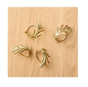 Anneaux de serviette décoratifs en métal les plus vendus en finition dorée pour la décoration de table et la décoration de mariage - Product Image 1