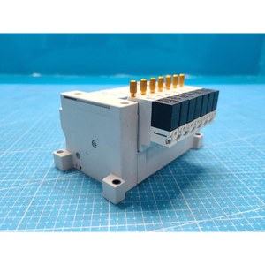 Vanne solénoïde pneumatique SMC VQ1100RY-5C, utilisée comme pièce détachée pour équipement semi-conducteur Legacy - Product Image 3