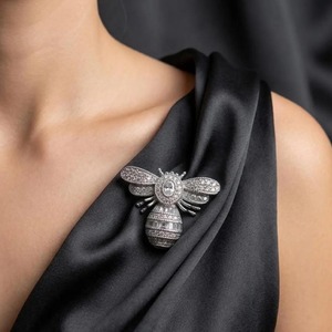 Broche de Abeja con Diamantes, Insecto Abeja, Plata de Ley 925, Chapado en Oro Blanco de 14k, Certificado IGI/GRA, Minimalista para Boda - Product Image 4