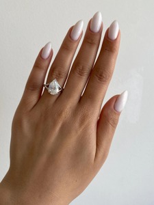 Anillo de Compromiso Clásico para Mujer con Cristal Corte Pera, Bañado en Rodio, Diseño Floral con Engaste de Puntas, Plata - Product Image 2