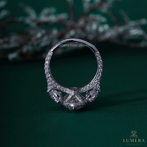 Anillo de Compromiso Lumera con Tres Diamantes Corte Marquise en Platino, Estilo Clásico para Mujer, Certificado IGI - Product Image 6