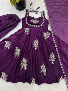 Robe Anarkali en soie pour femmes, confectionnée par des designers indiens, avec des broderies complexes, pour les occasions festives indiennes, style mariage Inde-Pakistan. - Product Image 6