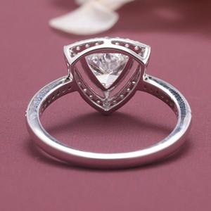 แหวนเพชรทรง Trillion Cut ที่ได้รับการรับรองจาก IGI พร้อมวงแหวนแบบ Pave Band ชุบทองคำขาว 18K สำหรับงานหมั้น/งานแต่งงาน - Product Image 4