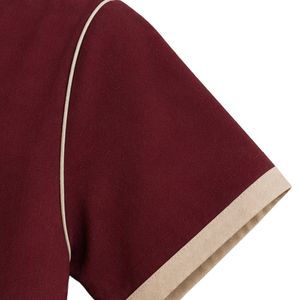 T-shirt asymétrique bordeaux pour femme à manches courtes avec bordure contrastante et détails boutonnés – Vêtement décontracté d'été personnalisable en gros - Product Image 6