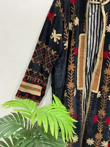 Veste longue élégante en velours noir brodé Suzani avec motif floral, col montant bohème, manches longues, vêtement d'extérieur pour l'hiver - Product Image 4