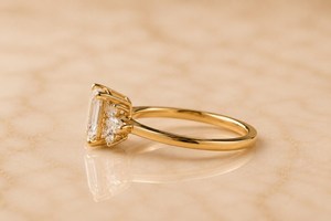 Anillo Premium con Diamantes en Corte Esmeralda de 2.01CT, Cultivados en Laboratorio, Oro Sólido de 18K, Joyería Sorpresa para Parejas, Ideal para Bodas y Fiestas - Product Image 5