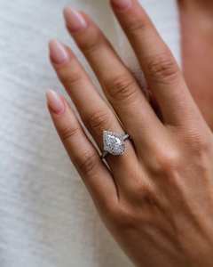 Bague de fiançailles style halo avec diamant de laboratoire taille poire, en or blanc 14 carats, vintage, pour mariage, demande en mariage, bijoux fins pour elle - Product Image 2