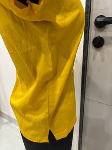 Camisa de Mujer Premium Personalizada, Color Amarillo Sólido, Cuello Camisero, Manga Corta, Cómoda, con Botones, para Oficina o Uso Casual - Product Image 6