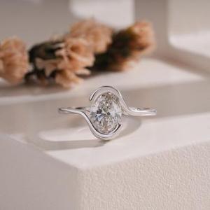 Anillo de Compromiso con Diamante de Corte Ovalado y Media Montura en Oro Blanco, Anillo Solitario Minimalista, Joyería Nupcial Moderna, Anillo de Boda Elegante - Product Image 1