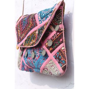 Pochette vintage en coton brodée à la main de Jaipur, style Banjara, décontractée et tendance, avec fermeture ouverte, chaînes, patchwork et travail de miroirs, à prix avantageux - Product Image 3