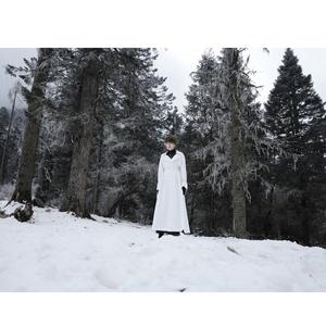 Manteau d'hiver de luxe pour femme, modèle VELOURA à double boutonnage, avec boutons décoratifs, élégant, 1100 grammes, couleur blanc-antique. - Product Image 1