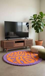 Tapis de salon moderne fait main, tufté, violet et orange, avec typographie, pour une ambiance de confort et de style - Product Image 4
